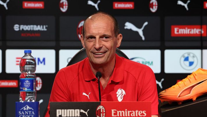 CAIRATE, ITALY - NOVEMBER 22: Head coach AC Milan Massimiliano Allegri speaks with the media during press conference at Milanello on November 22, 2025 in Cairate, Italy. (Photo by Claudio Villa/AC Milan via Getty Images) Allegri: “Cosa filtra su Pulisic! Come sta Saelemaekers, Leao, Nkunku, Maignan e quando torna Gimenez” - immagine 1