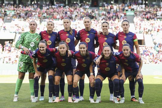 Il Barcelona posaper una foto di squadra prima della partita finale della UEFA Women's Champions League tra l'Arsenal WFC e l'FC Barcelona all'Estadio Jose Alvalade il 24 maggio 2025 a Lisbona, Portogallo. (Foto di Maja Hitij/Getty Images) Il “doppio Triplete nazionale” del Barcellona: le squadre maschile e femminile fanno la storia!- immagine 2