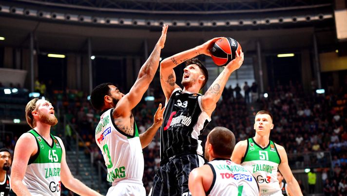 BOLOGNA, ITALY - OCTOBER 05: Achille Polonara, #33 of Virtus Segafredo Bologna in action during the 2023-24 Turkish Airlines EuroLeague Regular Season Round 1 game between Virtus Segafredo Bologna and Zalgiris Kaunas at PalaDozza on October 05, 2023 in Bologna, Italy. (Photo by Luca Sgamellotti/Euroleague Basketball via Getty Images) Virtus, Polonara operato per un tumore ai testicoli: intervento riuscito - immagine 1