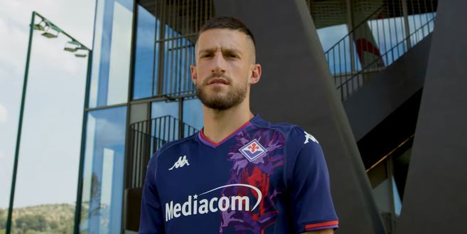 “Tributo al dodicesimo uomo e a Davide Astori”: Fiorentina, ecco la terza maglia- immagine 2