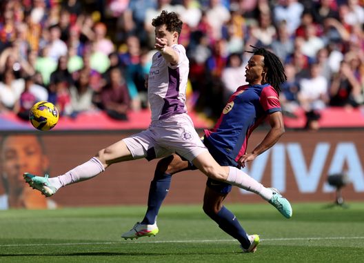 Krejci del Girona, protagonista dell'autogol che ha dato il vantaggio al Barcellona. Dietro di lui il blaugrana Koundé. (Foto di Judit Cartiel/Getty Images) Flick: “La forma attuale della squadra è straordinaria”- immagine 2