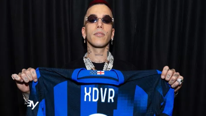 Sfera Ebbasta a sorpresa, maglietta Inter per l’ultimo album: “L’abbiamo fatto per davvero” - immagine 1