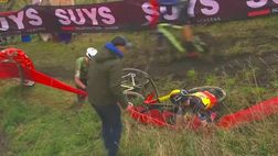 VIDEO / Brutto gesto antisportivo: ciclista calpesta la bici dell’avversario
