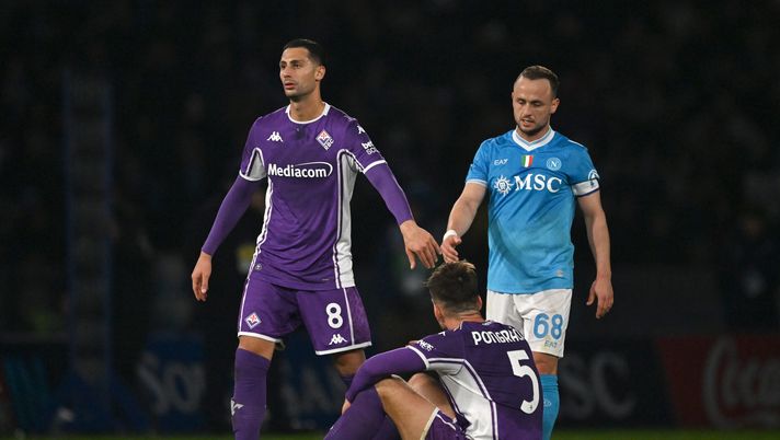 NAPLES, ITALY - JANUARY 31: Rolando Mandragora of ACF Fiorentina greets Stanislav Lobotka of SSC Napoli after the Serie A match between SSC Napoli and ACF Fiorentina at Stadio Diego Armando Maradona on January 31, 2026 in Naples, Italy. (Photo by Francesco Pecoraro/Getty Images) Nazione: “Fiorentina, adesso gli scontri diretti. Qui si riscrive la stagione” - immagine 1