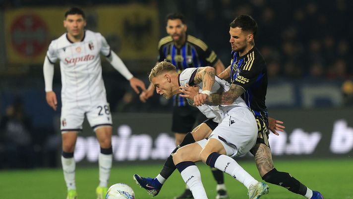 PISA, ITALY - MARCH 2: Marius Marin of Pisa Sporting Club battles for the ball with Jens Odgaard of Bologna FC 1909 during the Serie A match between Pisa SC and Bologna FC 1909 at Arena Garibaldi on March 2, 2026 in Pisa, Italy. (Photo by Gabriele Maltinti/Getty Images) Cor Bo – Odgaard trascina il Bologna- immagine 1