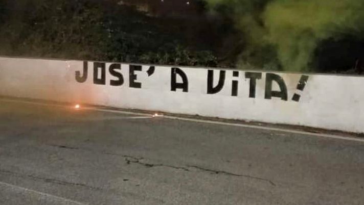 Trigoria, i tifosi sono con Mourinho: “José a vita” Trigoria, i tifosi sono con Mourinho: “José a vita” - immagine 1