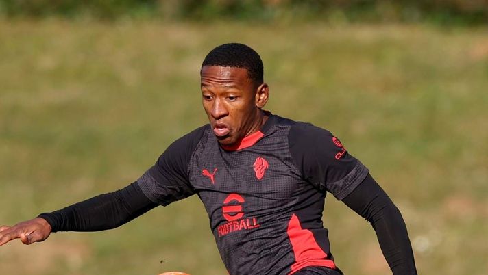 Estupinan lascia subito il Milan? C'è una clamorosa ipotesi di calciomercato. Ecco quale