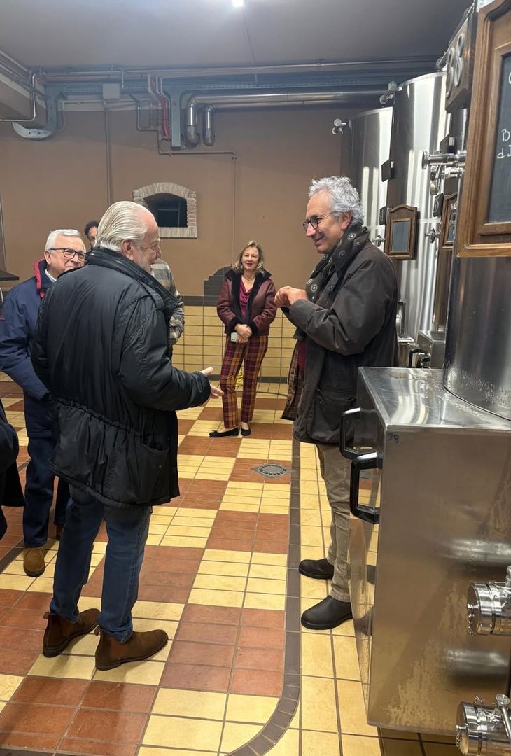 All'indomani del successo esterno col Genoa, giunto in extremis con il risultato di 2-3, Aurelio De Laurentiis, presidente del Napoli, si è recato assieme alla moglie Jacqueline a Mirabella Eclano, piccolo comune in provincia di Avellino, laddove ha visitato il vigneto locale, con tanto di degustazione di vini. Di seguito le foto pubblicate su Instagram dall'admin dell'account ufficiale del vigneto irpino.