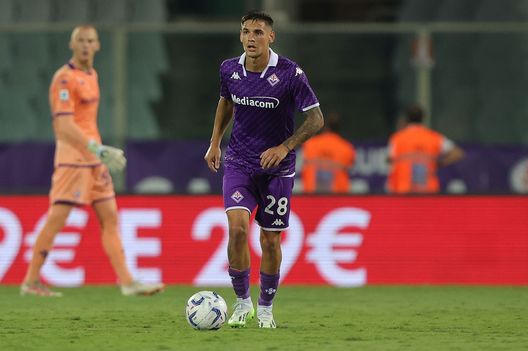 FLORENCE, ITALY - AUGUST 27: Lucas Martinez Quarta of ACF Fiorentina in action during the Serie A TIM match between ACF Fiorentina and US Lecce at Stadio Artemio Franchi on August 27, 2023 in Florence, Italy. (Photo by Gabriele Maltinti/Getty Images) Firicano: “Il problema della difesa è la concentrazione, vedi Quarta”- immagine 2