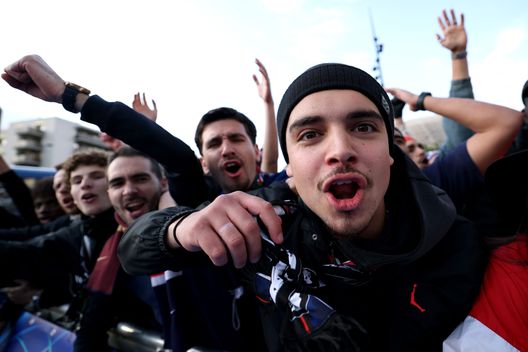 PARIGI, FRANCIA - 7 MAGGIO: I tifosi del Paris Saint-Germain si godono l'atmosfera pre-partita fuori dallo stadio prima della semifinale di ritorno della UEFA Champions League 2024/25 tra Paris Saint-Germain e Arsenal FC al Parc des Princes, il 7 maggio 2025 a Parigi, Francia. (Foto di Richard Heathcote/Getty Images) PSG-Inter: la partita sugli spalti. Due tifoserie a confronto- immagine 4