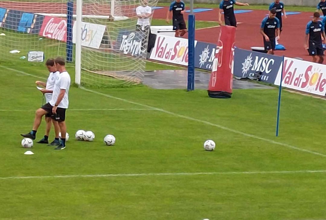 Garcia a colloquio con un collaboratore durante l'allenamento