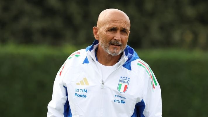 FLORENCE, ITALY - SEPTEMBER 02: Head coach of Italy Luciano Spalletti reacts during a Italy training session at Centro Tecnico Federale di Coverciano on September 02, 2024 in Florence, Italy. (Photo by Claudio Villa/Getty Images) ULTIM’ORA – Luciano Spalletti sarà il nuovo allenatore della Juve: c’è l’accordo, i dettagli - immagine 1