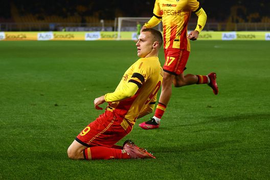 Lecce, Italia - 12 dicembre 2025: Nikola Štulić esulta dopo il gol contro il Pisa. (Foto di Maurizio Lagana/Getty Images) Lecce-Como, dove vedere la partita in diretta televisiva e streaming LIVE- immagine 2