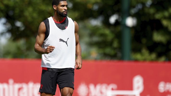 CAIRATE, ITALY - AUGUST 21: Ruben Loftus-Cheek of AC Milan looks on during an AC Milan Training Session at Milanello on August 21, 2025 in Cairate, Italy. (Photo by Giuseppe Cottini/AC Milan via Getty Images) Loftus Cheek pre Milan-Cremonese: “Mi sento in forma. Con Allegri bellissimo rapporto “ - immagine 1