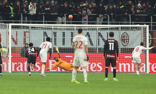 MILANO, ITALIA - 8 GENNAIO: Mike Maignan dell'AC Milan in azione durante la partita di Serie A tra AC Milan e Genoa CFC allo stadio Giuseppe Meazza l'8 gennaio 2026 a Milano, Italia. (Foto di Claudio Villa/AC Milan tramite Getty Images) Milan, sospiro di sollievo per Maignan: non sarà squalificato. Nessun insulto all’arbitro- immagine 2