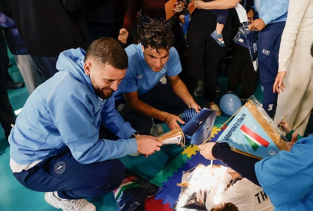 I calciatori del Napoli visitano i piccoli pazienti del Policlinico