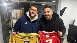 Gimenez, vacanza in Argentina: maglia del Milan scambiata con Riquelme alla Bombonera