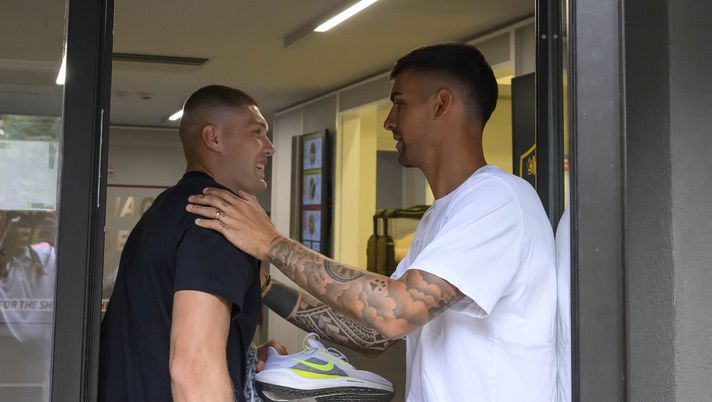 Raduno Roma, il club dà il bentornato ai giocatori: “Primo giorno in ufficio” – FOTO - immagine 1