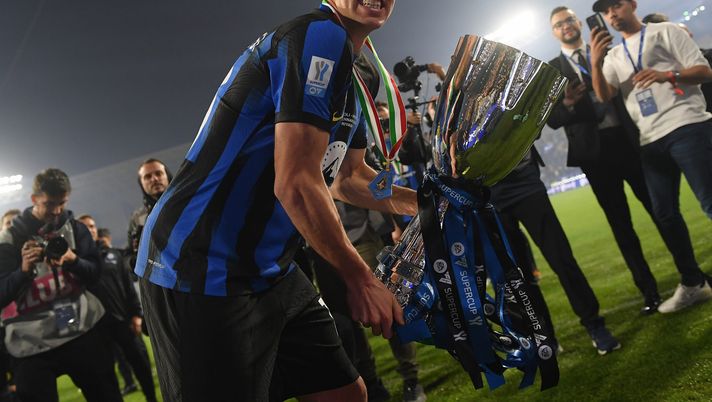 RIYADH, SAUDI ARABIA - JANUARY 22: Davide Frattesi of FC Internazionale poses for a photo with the Italian EA Sports FC Supercup Final trophy at full-time following victory in the Italian EA Sports FC Supercup Final match between SSC Napoli and FC Internazionale at Al-Awwal Stadium on January 22, 2024 in Riyadh, Saudi Arabia. (Photo by Mattia Pistoia - Inter/Inter via Getty Images) Messaggero: “Frattesi, tanta voglia di tornare a casa: Roma al lavoro e spera che…” - immagine 1