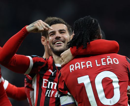 MILAN, ITALY - SEPTEMBER 27: Theo Hernandez of AC Milan celebrates with his teammates after scoring the goal during the Serie match between Milan and Lecce at Stadio Giuseppe Meazza on September 27, 2024 in Milan, Italy. (Photo by Claudio Villa/AC Milan via Getty Images)  Fascia sinistra Milan