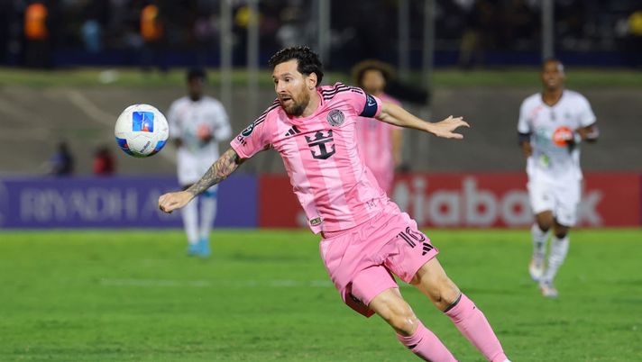 KINGSTON, JAMAICA - MARCH 13: Lionel Messi #10 of Inter Miami CF controls the ball during the 2025 Concacaf Champions Cup Round of 16 Second Leg match between Cavalier SC and Inter Miami CF at The Jamaican National Stadium on March 13, 2025 in Kingston, Jamaica. (Photo by Kevin C. Cox/Getty Images) L’Inter Miami vince la MLS, Messi: “È il momento che stavamo aspettando, sono felice” - immagine 1