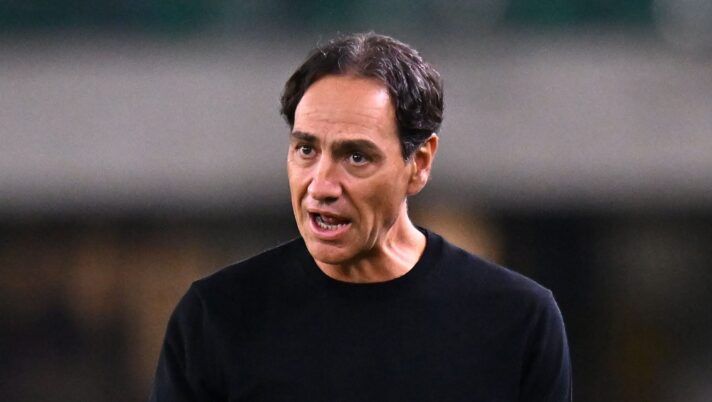 VERONA, ITALY - OCTOBER 21: Alessandro Nesta head coach of Monza during the Serie A match between Verona and Monza at Stadio Marcantonio Bentegodi on October 21, 2024 in Verona, Italy. (Photo by Alessandro Sabattini/Getty Images) Nesta: “Torna D’Ambrosio, come stanno Sensi e Ciurria! Mota e l’ultimo step di Maldini è…” - immagine 1