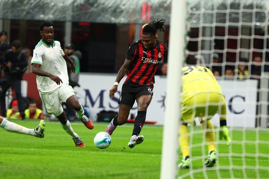 MILAN, ITALY - NOVEMBER 02: Rafael Leao of AC Milan runs with the ball during the Serie A match between AC Milan and AS Roma at Giuseppe Meazza Stadium on November 02, 2025 in Milan, Italy. (Photo by Giuseppe Cottini/AC Milan via Getty Images) Roma-Milan, i precedenti: la storia parla rossonero- immagine 4