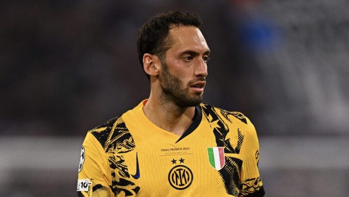 MUNICH, GERMANY - MAY 31: Hakan Calhanoglu of FC Internazionale, in action, looks on during the UEFA Champions League Final 2025 between Paris Saint-Germain and FC Internazionale Milano on May 31, 2025 in Munich, Germany. (Photo by Mattia Ozbot - Inter/Inter via Getty Images) Sky – Inter, fissato il prezzo per Calhanoglu! E la cessione deve essere entro… - immagine 1