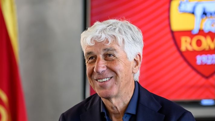 ROME, ITALY - JUNE 06: AS Roma new coach Gian Piero Gasperini signs a contract for the club at Centro Sportivo Fulvio Bernardini on June 06, 2025 in Rome, Italy. (Photo by Fabio Rossi/AS Roma via Getty Images) Roma, Gasperini ha scelto il prossimo rinforzo. Trattativa serrata con il Lione - immagine 1