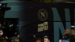 Il bus del Napoli arriva a San Siro, fischi e insulti dei tifosi dell’Inter