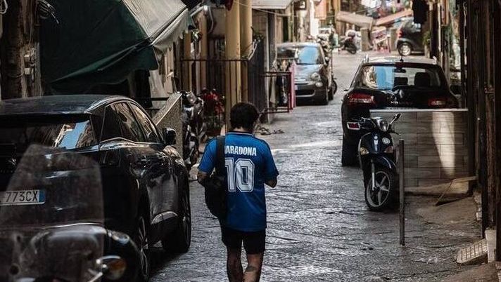 SII AUTENTICO Napoli, un luogo pieno di vicoli trafficati e stradine strette in cui si sente ancora lo spirito autentico della città. I Quartieri Spagnoli sono la perfetta miscela di quello spirito napoletano, con ogni angolo in grado di raccontare le tante vite di questa terra. Qui, tra mercatini, ristoranti e palazzi, potrai provare gli odori, i suoni e i gusti che rendono unica la nostra città. La vita nei quartieri spagnoli è un mix di eccitazione e tranquillità. L'emozione arriva dai turisti desiderosi di scoprire ogni parte della zona, mentre la tranquillità arriva dai residenti dei Quartieri Spagnoli, che restano distaccati dal ritmo di vita rapido che la società moderna ci impone.