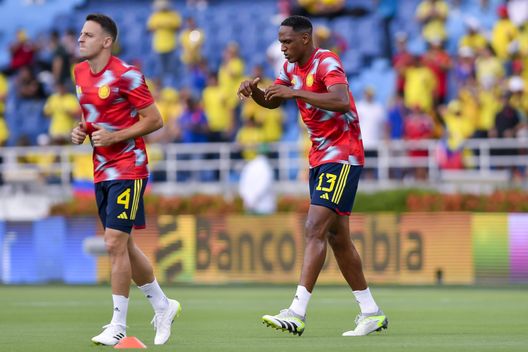 BARRANQUILLA, COLOMBIA - SEPTEMBER 07: Santiago Arias and Yerry Mina of Colombia warm up prior a FIFA World Cup 2026 Qualifier match between Colombia and Venezuela at Metropolitano Stadium on September 07, 2023 in Barranquilla, Colombia. (Photo by Gabriel Aponte/Getty Images) Parole parole parole… Ma Mina ha 94 minuti nelle gambe. Che fai Italiano?- immagine 2