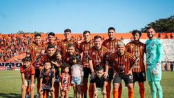 El Salvador, inizia il campionato e la mascotte si scatena: poi però si infortuna…