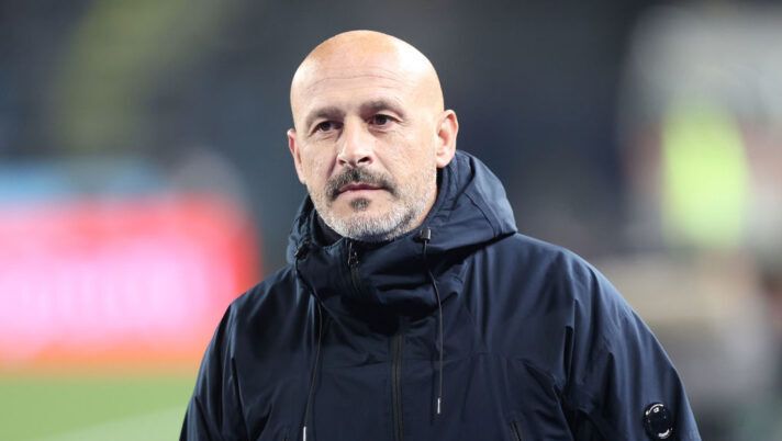 EMPOLI, ITALY - JANUARY 26: Vincenzo Italiano manager of Bologna FC 1909 looks on during the Serie A match between Empoli and Bologna at Stadio Carlo Castellani on January 26, 2025 in Empoli, Italy. (Photo by Gabriele Maltinti/Getty Images) Italiano: “Come sta Lykogiannis, botta in testa! Odgaard fa la punta, Ndoye e gli esterni…” - immagine 1