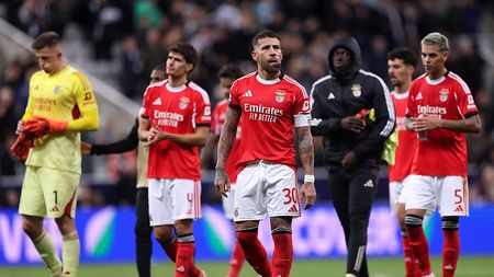 NEWCASTLE UPON TYNE, ENGLAND - OCTOBER 21: Nicolas Otamendi of Benfica looks dejected following during the UEFA Champions League 2025/26 League Phase MD3 match between Newcastle United FC and SL Benfica at St James' Park on October 21, 2025 in Newcastle upon Tyne, England. (Photo by Carl Recine/Getty Images)