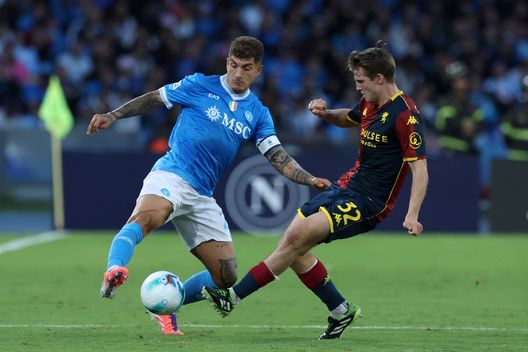 Giovanni Di Lorenzo e Morten Frendrup durante Napoli-Genoa. (Foto di Francesco Pecoraro/Getty Images) Il Napoli batte il Genoa in rimonta: finisce 2-1 al Maradona- immagine 3