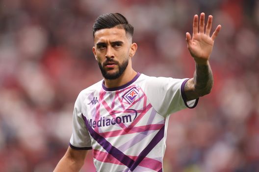 PRAGUE, CZECH REPUBLIC - JUNE 07: Nicolas Gonzalez of ACF Fiorentina gestures during warm up prior to the UEFA Europa Conference League 2022/23 final match between ACF Fiorentina and West Ham United FC at Eden Arena on June 07, 2023 in Prague, Czech Republic. (Photo by Alex Grimm/Getty Images) nico gonzalez