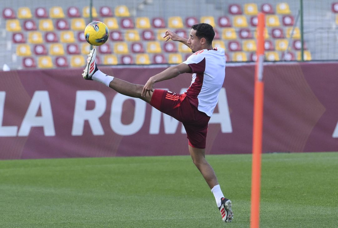 Roma, ripresa degli allenamenti a Trigoria dopo il Porto – FOTO GALLERY - immagine 12