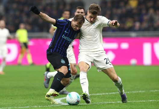 Nicolò Barella dell'FC Internazionale gareggia per il pallone con Toma Basic della SS Lazio durante la partita di Serie A tra FC Internazionale e SS Lazio allo stadio Giuseppe Meazza il 9 novembre 2025 a Milano Serie A, undicesimo atto: tonfo Napoli, ne approfittano Roma ed Inter- immagine 3