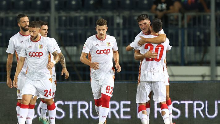 EMPOLI, ITALY - AUGUST 10: Federico Bonini of Catanzaro celebrates after scoring a goal during the Coppa Italia match between Empoli FC and Catanzaro at Stadio Carlo Castellani on August 10, 2024 in Empoli, Italy. (Photo by Gabriele Maltinti/Getty Images) Volpe, l’agente: “Col Napoli una finale di Champions! Vuole la maglia di un azzurro” - immagine 1