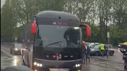 VIDEO – Derby Milan-Inter, pullman rossonero arrivato a San Siro | PM News