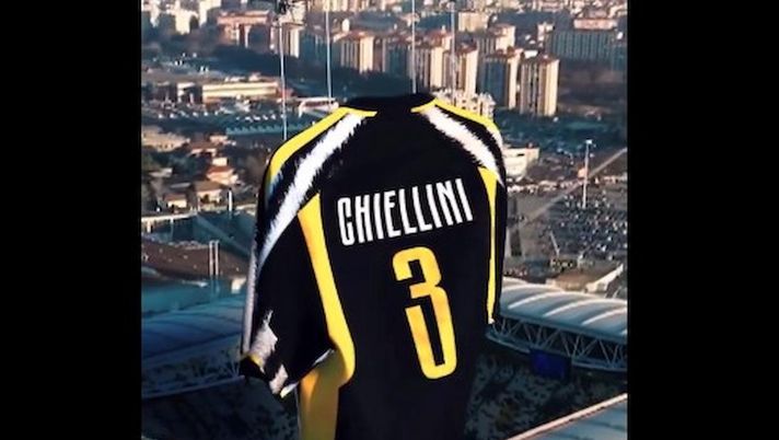 VIDEO / Chiellini dà addio al calcio, la Juve fa uscire la sua maglia dal tetto dello stadio - immagine 1