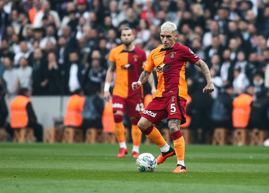 ISTANBUL, TURKEY - APRIL 30: Lucas Torreira of Galatasaray runs with the ball during the Super Lig match between Besiktas and Galatasaray at Vodafone Park on April 30, 2023 in Istanbul, Turkey. (Photo by Ahmad Mora/Getty Images) Fiorentina, Torreira ti complica Maxime Lopez: l’intreccio di mercato- immagine 2