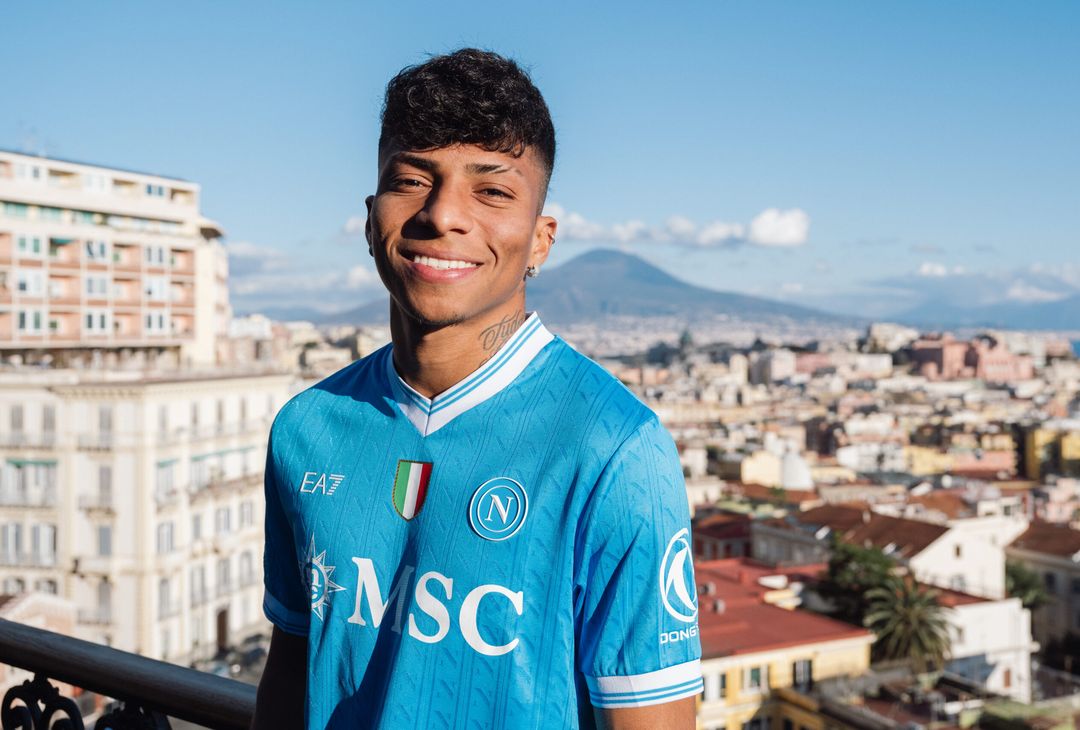 Dopo una lunga trattativa, Alisson Santos è diventato un nuovo giocatore del Napoli. L'esterno brasiliano, proveniente dallo Sporting, ha firmato il suo contratto in azzurro in una location d'eccezione, sullo sfondo del Golfo partenopeo.