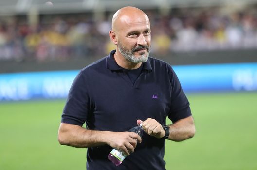 FLORENCE, ITALY - OCTOBER 5: Head coach Vincenzo Italiano manager of ACF Fiorentina reacts during the UEFA Europa Conference League match between ACF Fiorentina and Ferencvarosi TC at Stadio Artemio Franchi on October 5, 2023 in Florence, Italy. (Photo by Gabriele Maltinti/Getty Images) Italiano/2: “Rimpianto Napoli? Ma se ci ho vinto 4 volte su 5…”- immagine 2
