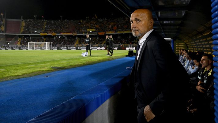 LECCE, ITALY - MAY 09: Head coach of Juventus Luciano Spalletti looks on prior to the Serie A match between US Lecce and Juventus FC at Stadio Via del Mare on May 09, 2026 in Lecce, Italy. (Photo by Filippo Alfero - Juventus FC/Juventus FC via Getty Images) Juve, i dubbi di Calamai: “Spalletti accetterebbe il fantasma di Conte sulle spalle?” - immagine 1