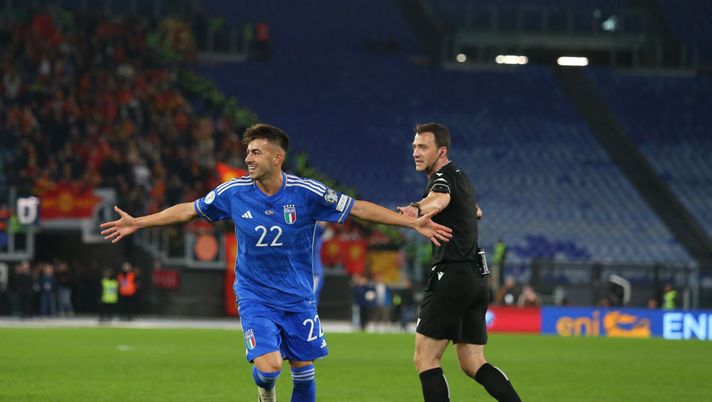ROME, ITALY - NOVEMBER 17: Stephan El Shaarawy of Italy celebrates after scoring the team's fifth goal during the UEFA EURO 2024 European qualifier match between Italy and North Macedonia at Stadio Olimpico on November 17, 2023 in Rome, Italy. (Photo by Paolo Bruno/Getty Images) El Shaarawy: “Speciale segnare all’Olimpico. Nell’Italia gioco più vicino alla porta” - immagine 1
