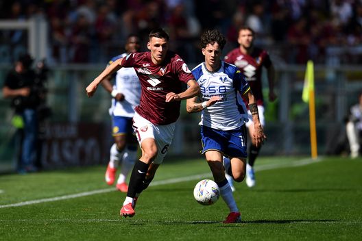 TURIN, ITALY - APRIL 06: Gvidas Gineitis of Torino battles for possession with Domagoj Bradaric of Hellas Verona during the Serie A match between Torino and Verona at Stadio Olimpico di Torino on April 06, 2025 in Turin, Italy. (Photo by Valerio Pennicino/Getty Images)