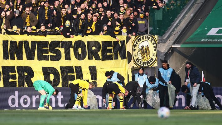 Bundesliga, Colonia-Dortmund sospesa 3 minuti per lancio monete di cioccolato… - immagine 1