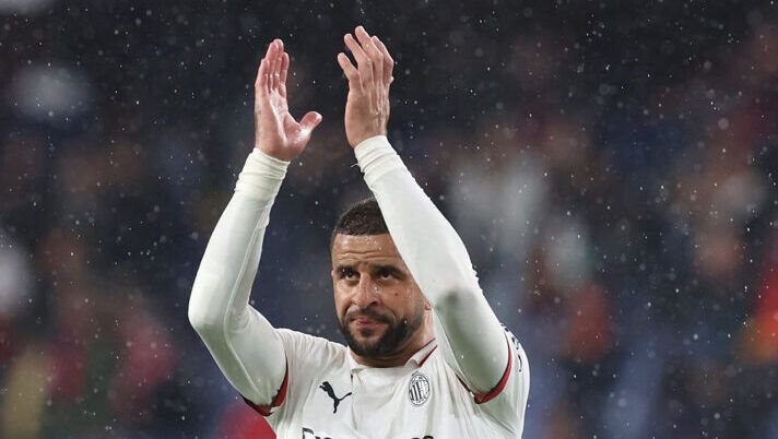 GENOA, ITALY - MAY 05: Kyle Walker of AC Milan celebrates at the end of the Serie match between Genoa and Milan at Stadio Luigi Ferraris on May 05, 2025 in Genoa, Italy. (Photo by Claudio Villa/AC Milan via Getty Images) UFFICIALE – Dopo Joao Felix, il Milan non riscatta nemmeno Sottil e Walker - immagine 1